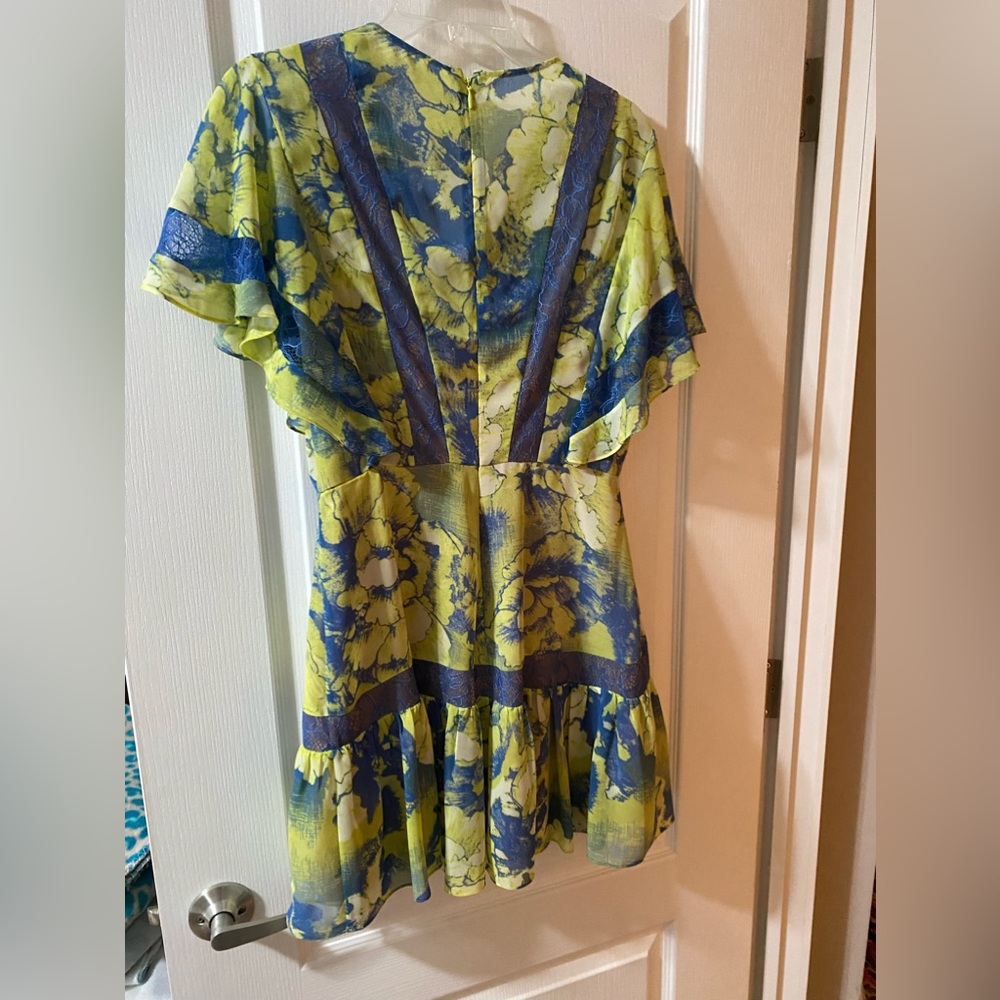 Beautiful size 6 mini dress with beautiful details.